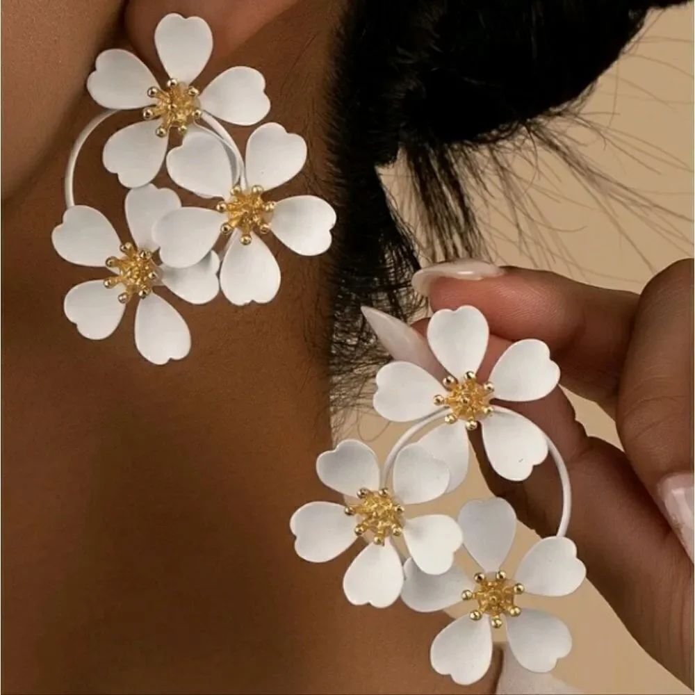 White & Gold Flowers Round Floral Earrings